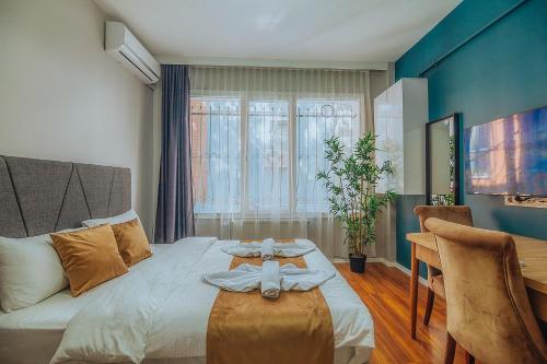 een slaapkamer met een bed en een tafel met handdoeken erop bij Taksim Wonder Suites in Istanbul