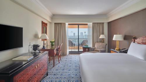 pokój hotelowy z łóżkiem i telewizorem w obiekcie InterContinental Cairo Semiramis, an IHG Hotel w Kairze