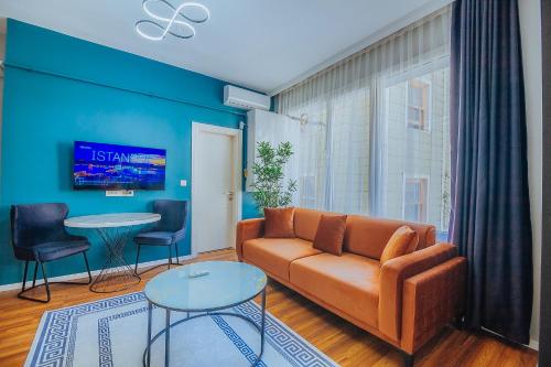 een woonkamer met een bank en een tafel bij Taksim Wonder Suites in Istanbul