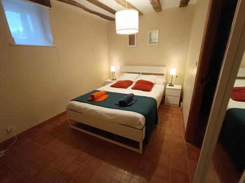 a bedroom with a bed with red pillows on it at Vivienda turística La Magdalena in Vallejuelo