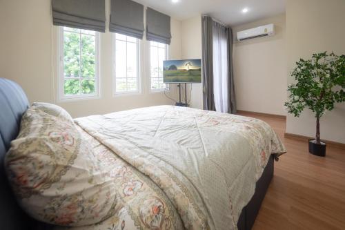 a bedroom with a bed and a window at H3, Fast Wi-Fi, Safari World in Bang Khen