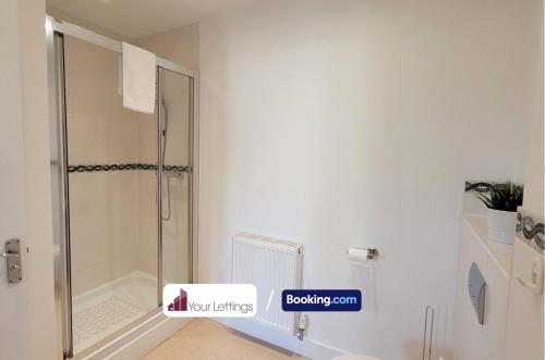 bagno con doccia e box doccia in vetro di 4 Bedroom House By Your Lettings Short Lets & Serviced Accommodation Peterborough With Free WiFi,Netflix and more a Peterborough