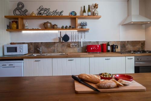 Η κουζίνα ή μικρή κουζίνα στο Casa de Olivos - Unique Apartments - Adult Only
