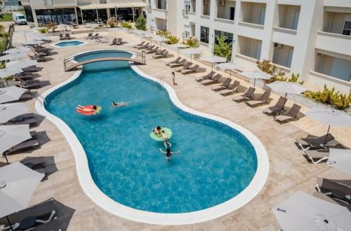 una piscina en un hotel con gente nadando en ella en Apartment AS, en Ulcinj