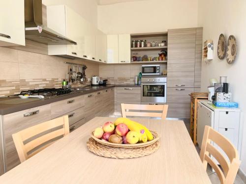 A kitchen or kitchenette at Il cortile fiorito