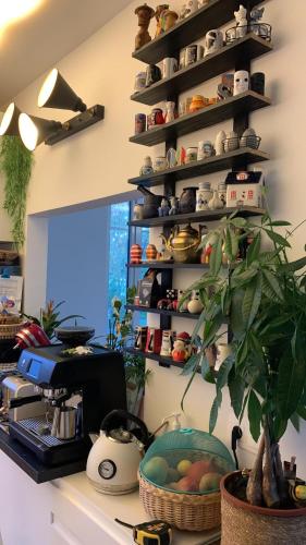 Photo de la galerie de l'établissement Chambre privée dans une maison avec jardin, à Saint-Leu-la-Forêt