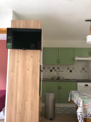 Dapur atau dapur kecil di appart T 3 Bagnères-de-Luchon vue montagne - piscine mi juin