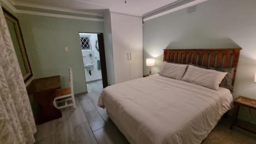 Säng eller sängar i ett rum på Ficus Cottage - Ramsgate Ramble Rest