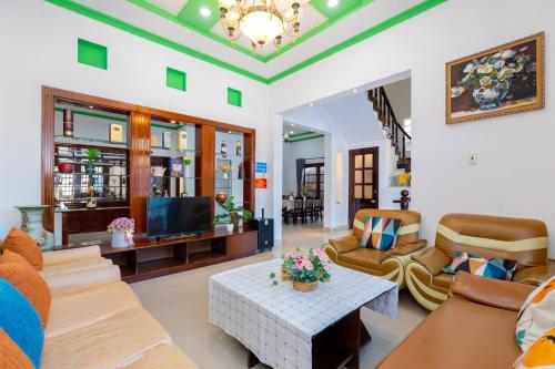 a living room with couches and a table at Villa 47 - Gần Biển Bãi Sau - Phòng Khách Có Máy Lạnh in Vung Tau