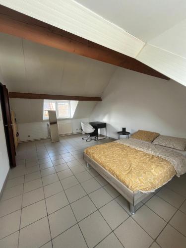 una camera con letto e scrivania di Chez Nadège ad Affligem