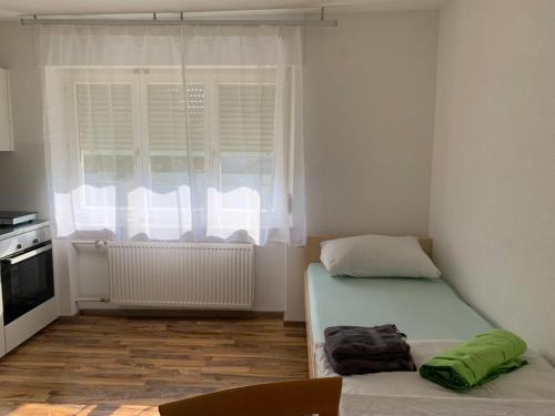 una piccola camera con letto e finestra di City Rooms a Hohenems