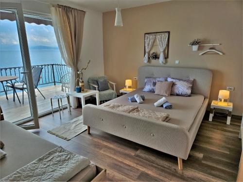 - une chambre avec un grand lit et un balcon dans l'établissement Apartmani Rustik Trpejca, à Trpeytsa