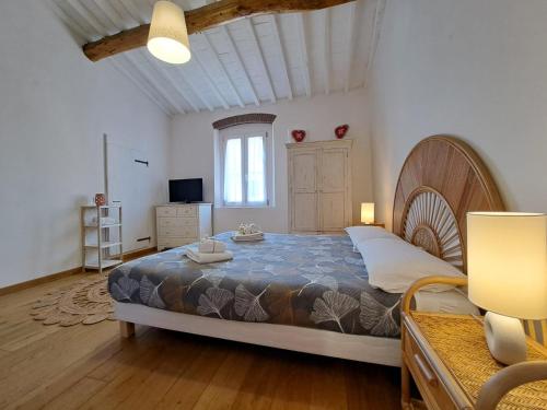 Un dormitorio con una cama grande y una ventana en Wishlist - Casa Vacanze, en Campiglia Marittima