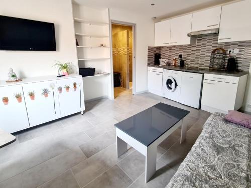 Kuchyň nebo kuchyňský kout v ubytování Studio HELTYMIE 4-Vélos bienvenus-parking gratuit