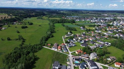 una vista aérea de una pequeña ciudad con casas en Hajdar en Mattighofen