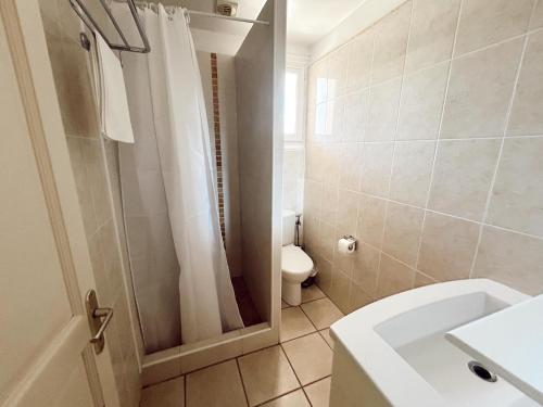a bathroom with a shower with a toilet and a sink at Résidence Villa Romana avec spa in Propriano