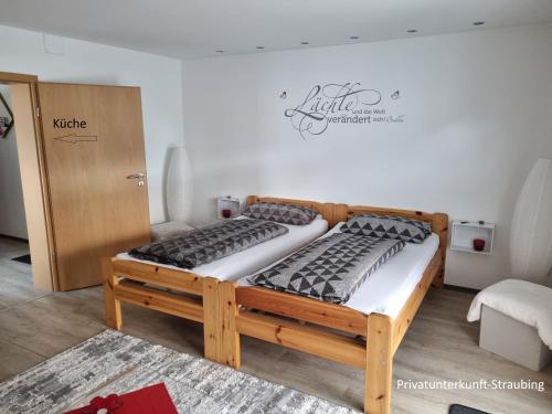 a bedroom with two twin beds in a room at Privatunterkunft Straubing in Straubing