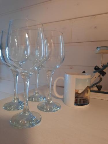 Tres copas de vino sobre un mostrador en Vintage Four katusekorter, en Haapsalu