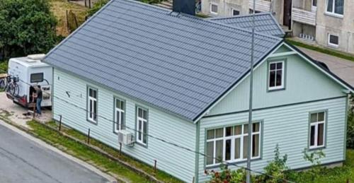 una casa azul al costado de una calle en Vintage Four katusekorter, en Haapsalu