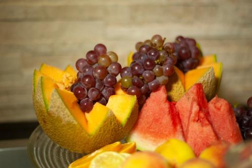 een stapel fruit in papieren bekertjes op een bord bij Marechal Plaza Hotel in São Gabriel
