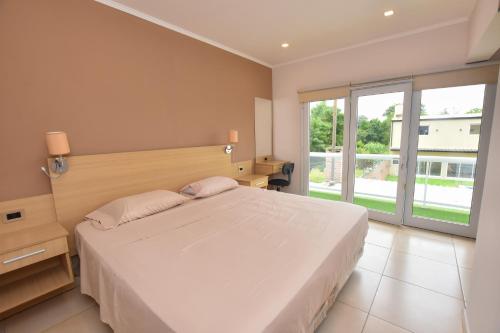 a bedroom with a large bed and a large window at Casa relax in Roque Sáenz Peña