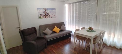 ein Wohnzimmer mit einem Sofa und einem Tisch in der Unterkunft Casa TARA in Santa Pola