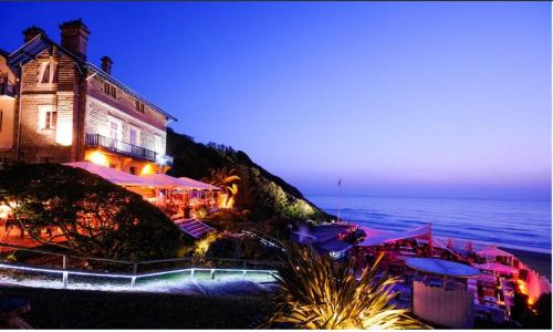 un bâtiment situé à côté de l'océan la nuit dans l'établissement Studio dans résidence de standing avec parking et sa terrasse vue mer, à Bidart