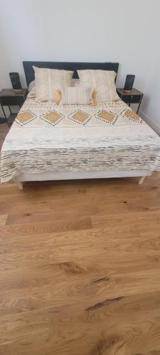 - un lit installé au-dessus du parquet dans l'établissement Residence Jannate paris, à Thiais