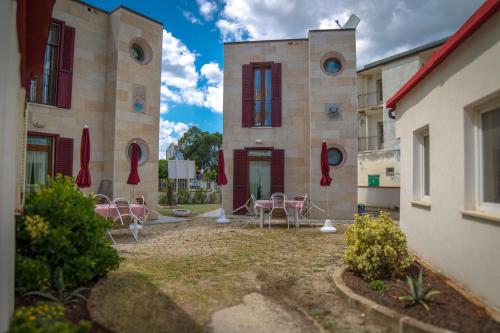 a building with chairs and tables in the courtyard at Residence Eden in Comacchio