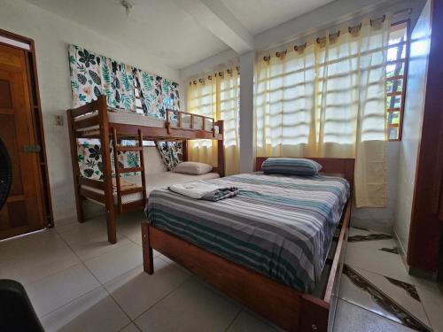 Puerto NariñoにあるHostal Beruの小さなベッドルーム(二段ベッド1組、二段ベッド1組付)