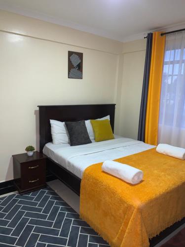 - une chambre avec 2 lits et une fenêtre dans l'établissement Trice Homes One Bedroom Condo at Lavender Apartment, à Nanyuki