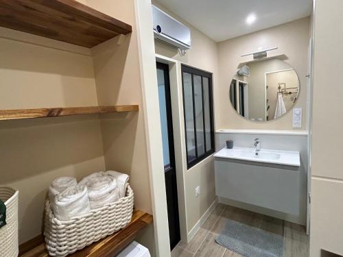 une salle de bain avec un lavabo et un miroir dans l'établissement T2 rénové proche des arènes, à Saintes