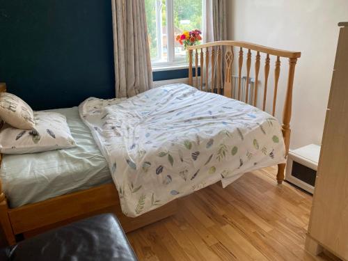 Cama pequeña en habitación con suelo de madera en Private Lovely double bedroom en High Wycombe