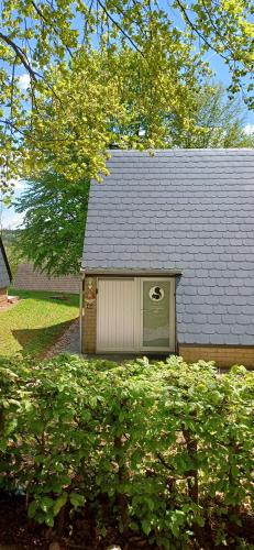 a small house with a window and a roof at L'Écureuil - Terrasses de Malmedy in Malmedy