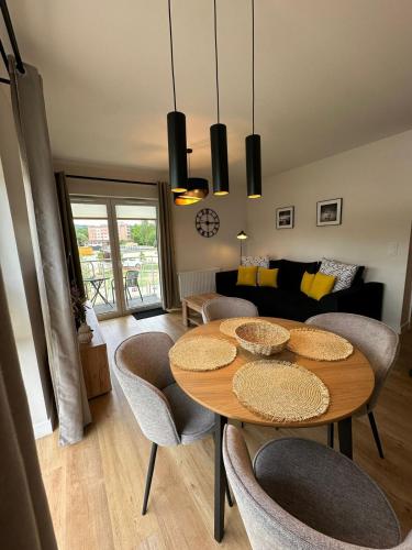 APARTAMENTY "LA VILLA" DELUXE z dwoma sypialniami, salonem, balkonem, prywatnym parkingiem, blisko centrum - Słoneczna Polana