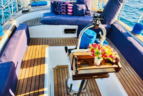 Un barco con una caja con flores. en Sail boat in Bocas del Toro en Carenero