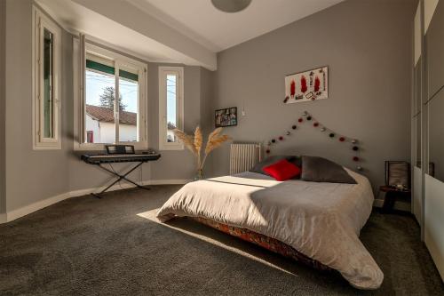 une chambre avec un lit, un bureau et une fenêtre dans l'établissement Maison Familiale BERGERAC billard jardin clos, à Bergerac