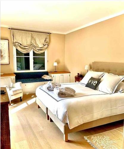 une chambre avec un grand lit et une fenêtre dans l'établissement Villa Liana, à Saint-Tropez