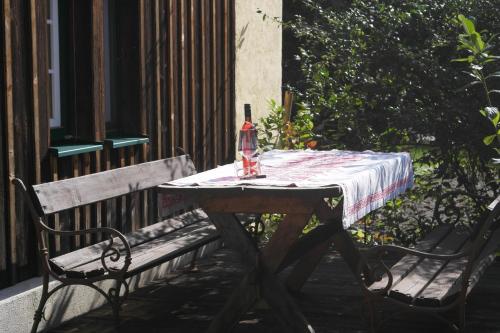 einen Picknicktisch mit einer Flasche Getränk darüber in der Unterkunft Presshaus Alte Mühle in Stainz