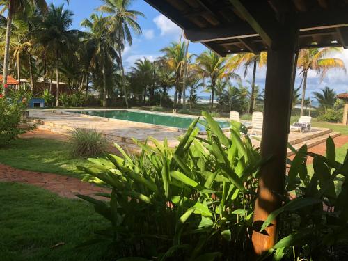 Bazén v ubytování Front Sea House in Serra Grande with Private Pool and 10000 sqm of land nebo v jeho okolí