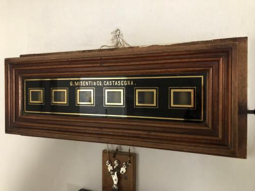 a picture of a train in a wooden frame at Das Pöstli – Ristorante Garni Post in Castasegna