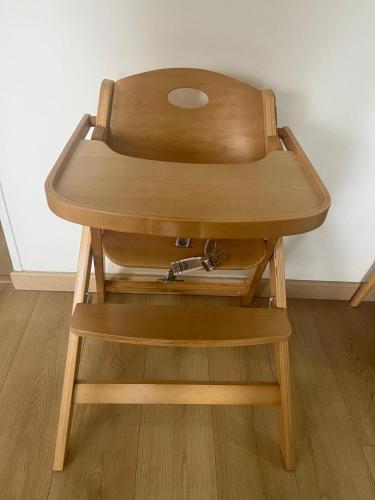une chaise haute en bois avec une table en bois dans l'établissement O'Rits Paris - Magnifique appartement proche Paris, à Rueil-Malmaison