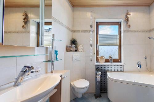 baño con aseo y ventana en Wiesenblume, en Höchstädt bei Thiersheim