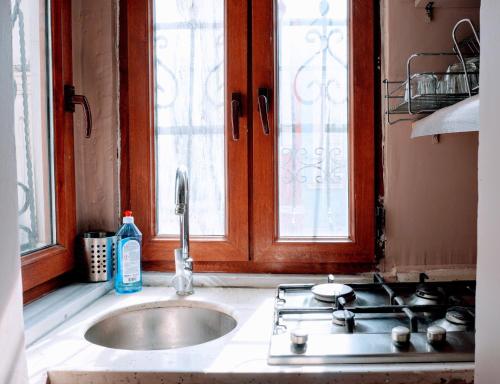 A kitchen or kitchenette at Stylish apartment