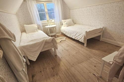 เตียงในห้องที่ Solgläntan