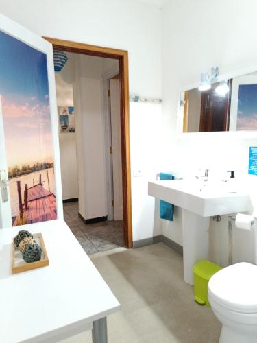 アリナガにあるRincón Mirador Risco Verdeのバスルーム(洗面台、トイレ、鏡付)