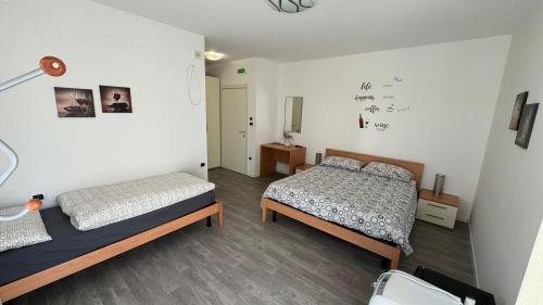 Habitación con 2 camas en una habitación en B&B DIVINO, en Calceranica al Lago