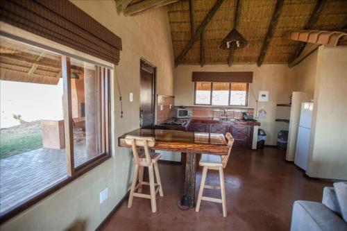 eine Küche mit einem Tisch und Stühlen im Zimmer in der Unterkunft Top Lodge in Bonjaneni