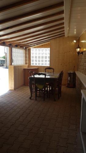 une salle à manger avec une table et des chaises dans l'établissement Paisible Chalet, à Largentière
