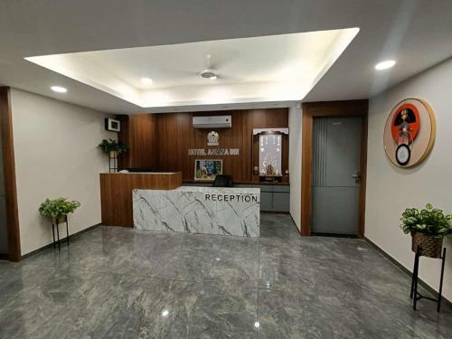 een lobby met een receptie in een gebouw bij HOTEL ASIANA INN in Ahmedabad